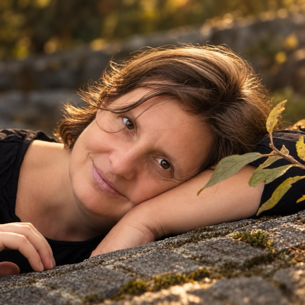 Porträt von Mag. Marlies Könighofer, den Kopf auf die Arme gelegt
